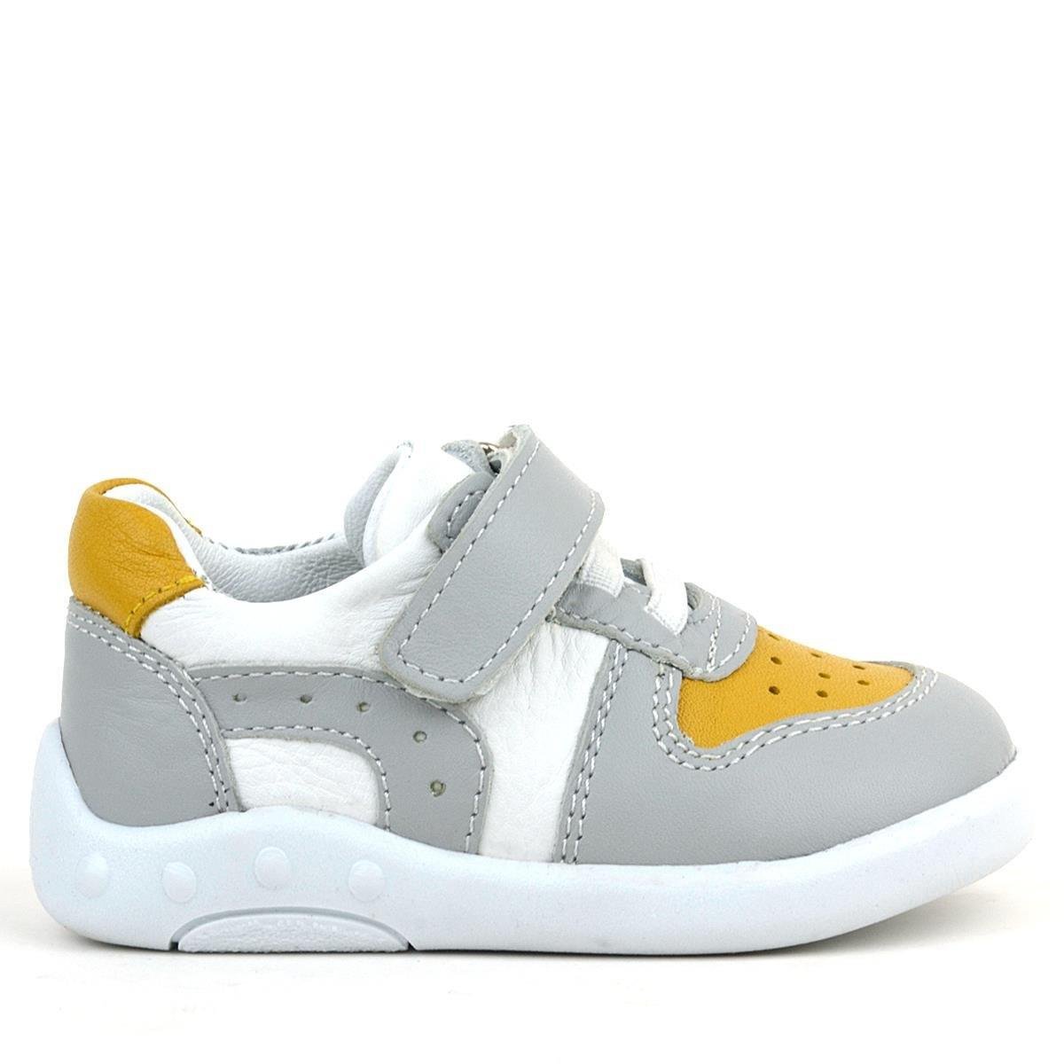 Grijze sneaker barefoot