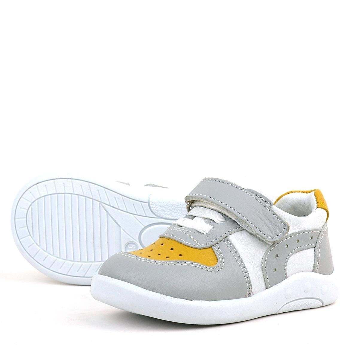 Grijze sneaker barefoot
